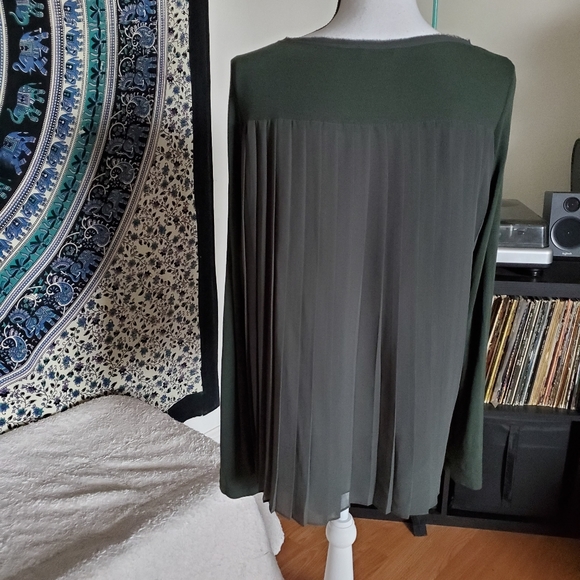 Bordeaux Ribbed Top with Pleated Back - Picture 2 of 8